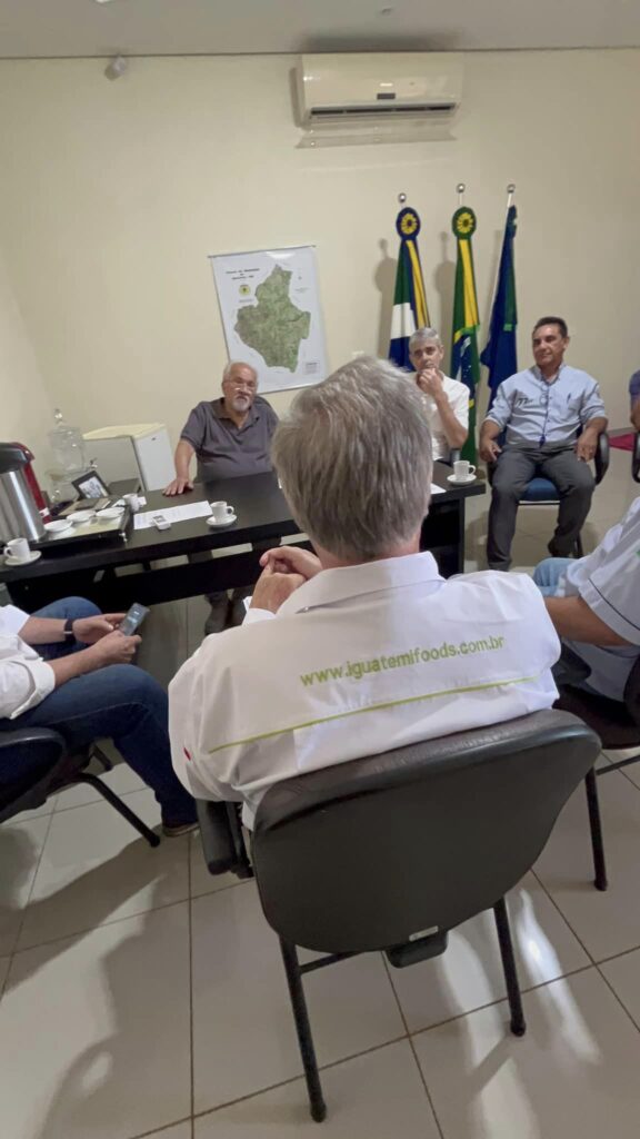 Autoridades locais se reúnem com membros da empresa Iguatemi Foods