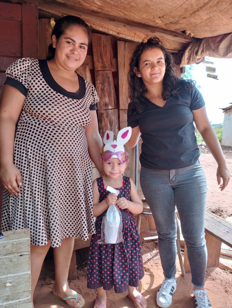 Assistência Social de Paranhos distribuiu lembrancinhas de Páscoa para crianças