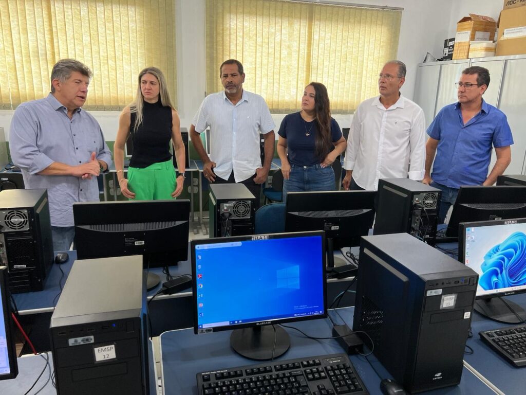 Deputado Lídio Lopes entrega uniformes e sala de tecnologia em Eldorado