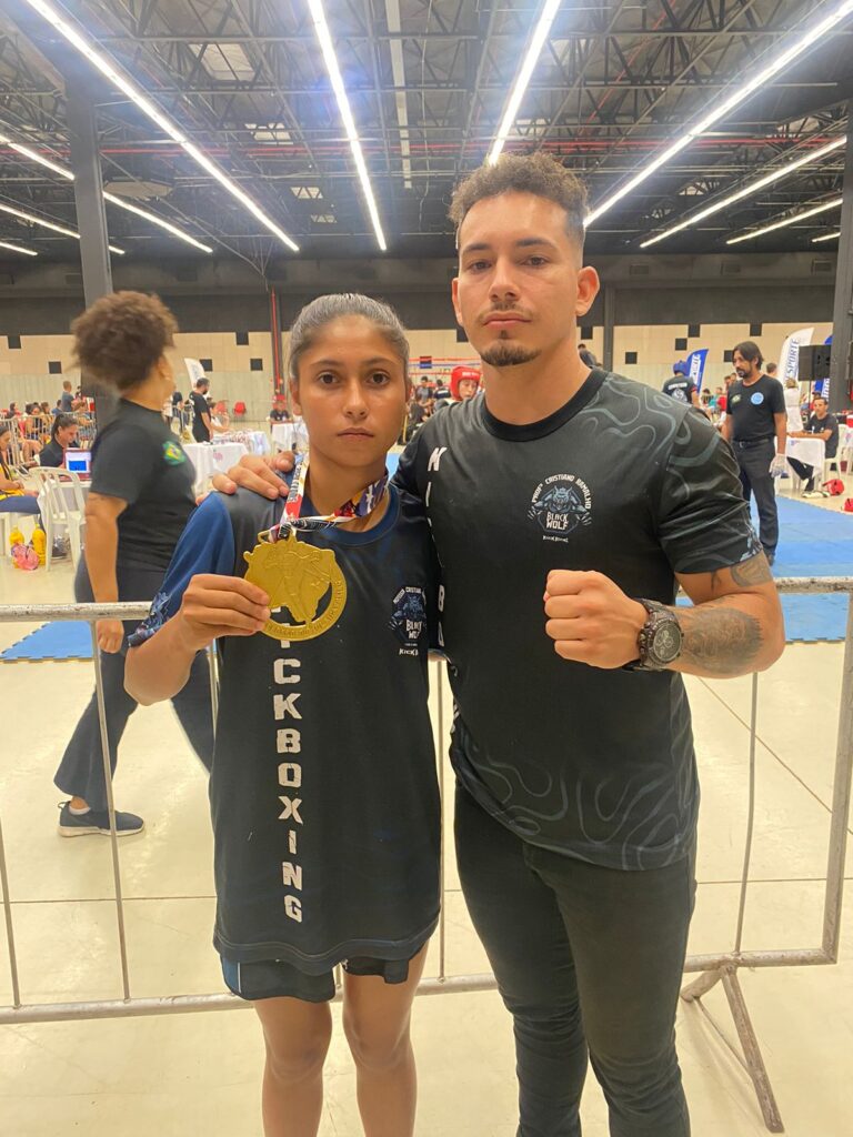 Prefeito Donizete recebe visita de crianças do SCFV, medalhistas de Kickboxing