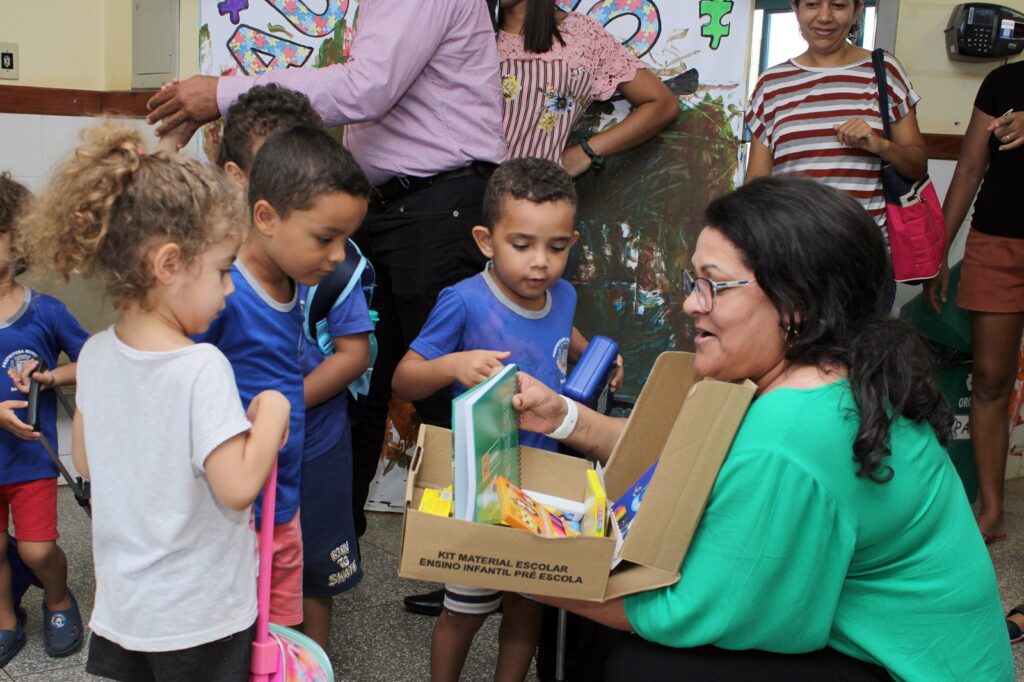 Alunos da Rede Municipal de Ensino de Naviraí começam a receber os kits escolares adquiridos pela Prefeitura
