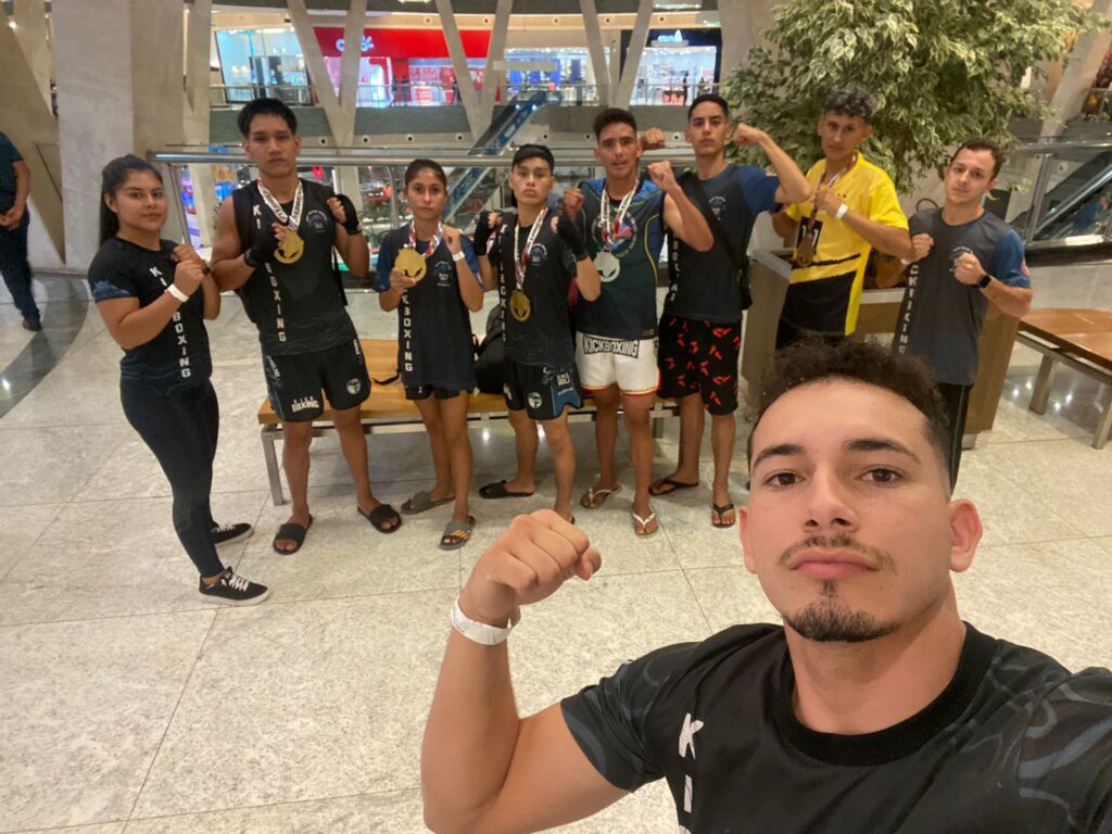 Prefeito Donizete recebe visita de crianças do SCFV, medalhistas de Kickboxing