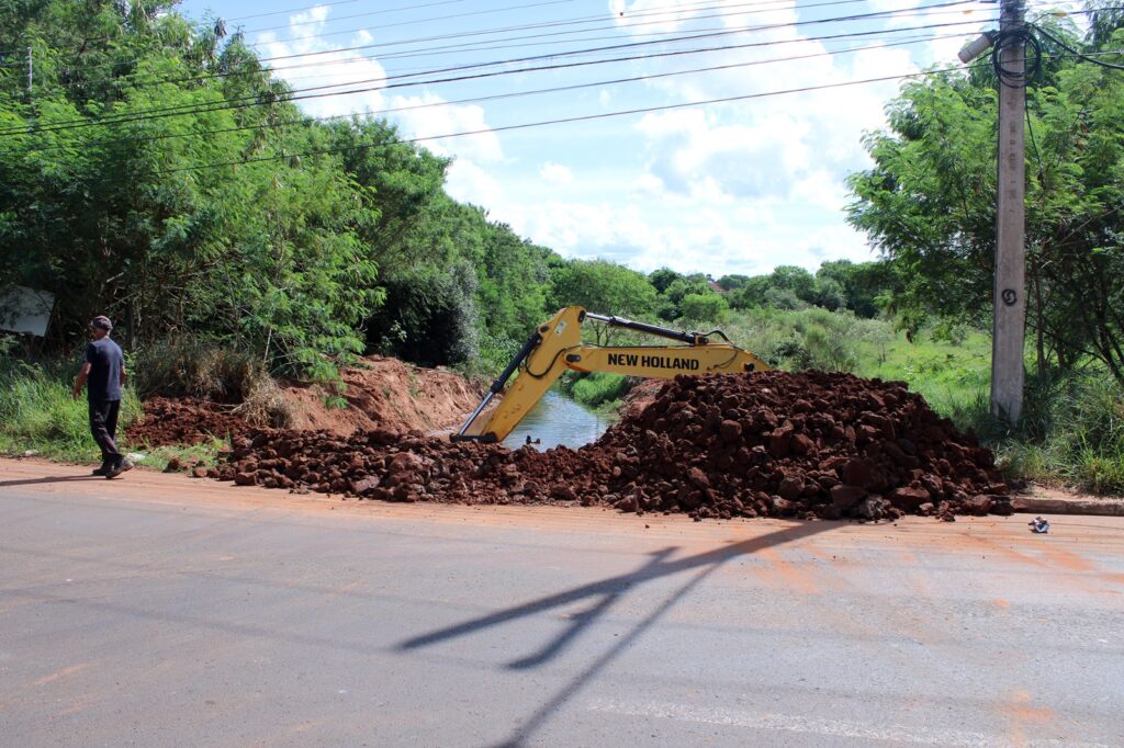 Prefeitura de Naviraí executa obra de contenção de processo erosivo em canalização do Córrego do Touro