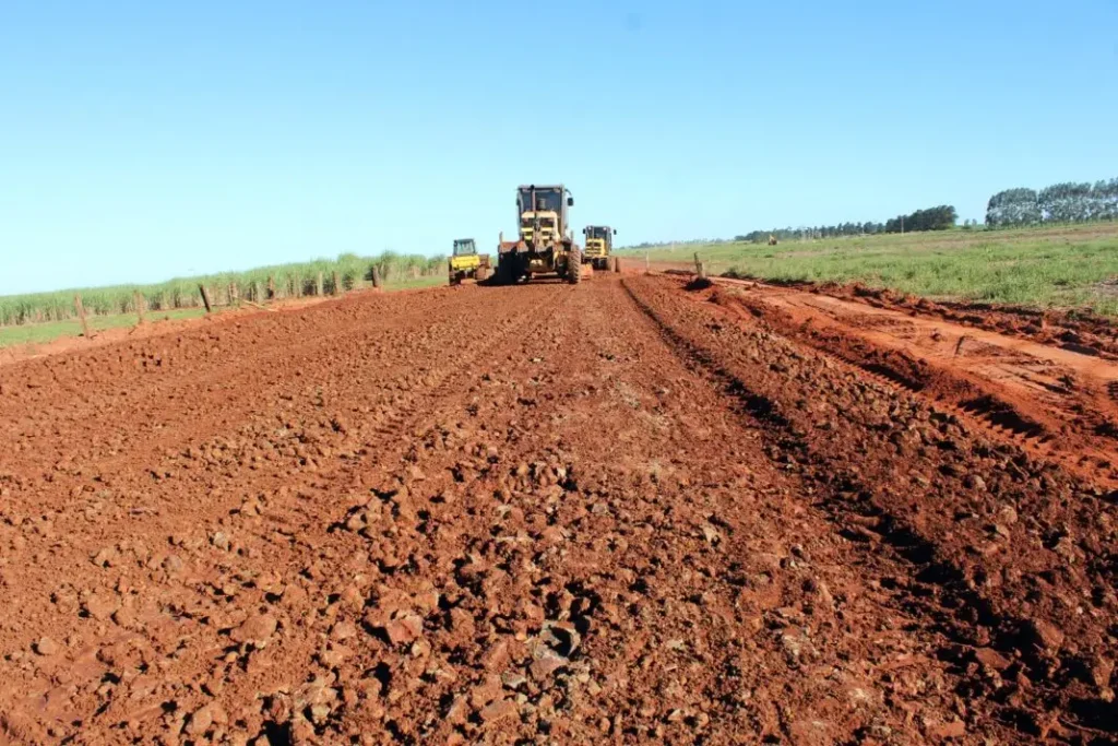 Prefeitura de Naviraí trabalha na manutenção das estradas rurais para o escoamento das safras