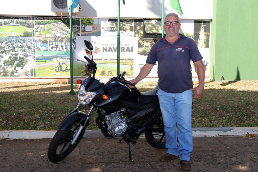 Prefeitura de Naviraí entrega mais uma moto sorteada na Campanha IPTU 2024 em Dia dá Prêmios